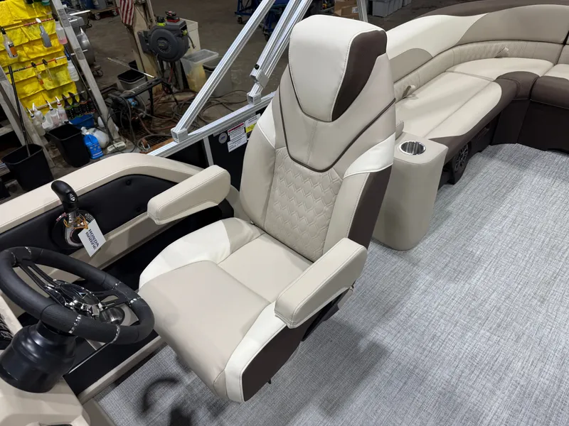 Slide: The Image of Tahoe LTZ 2385 Elite Cruise & Honda 4-Stroke EFI 2026 - 11