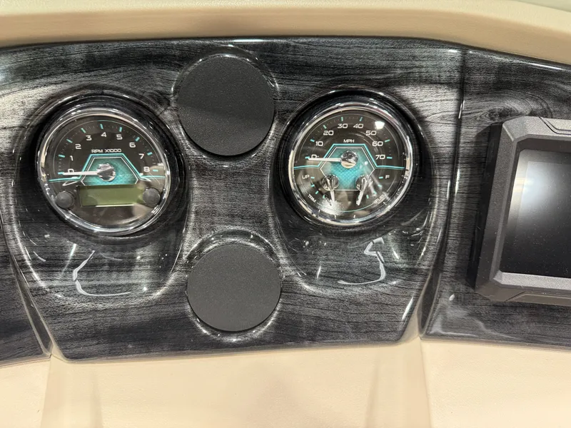 Slide: The Image of Tahoe LTZ 2385 Elite Cruise & Honda 4-Stroke EFI 2026 - 14