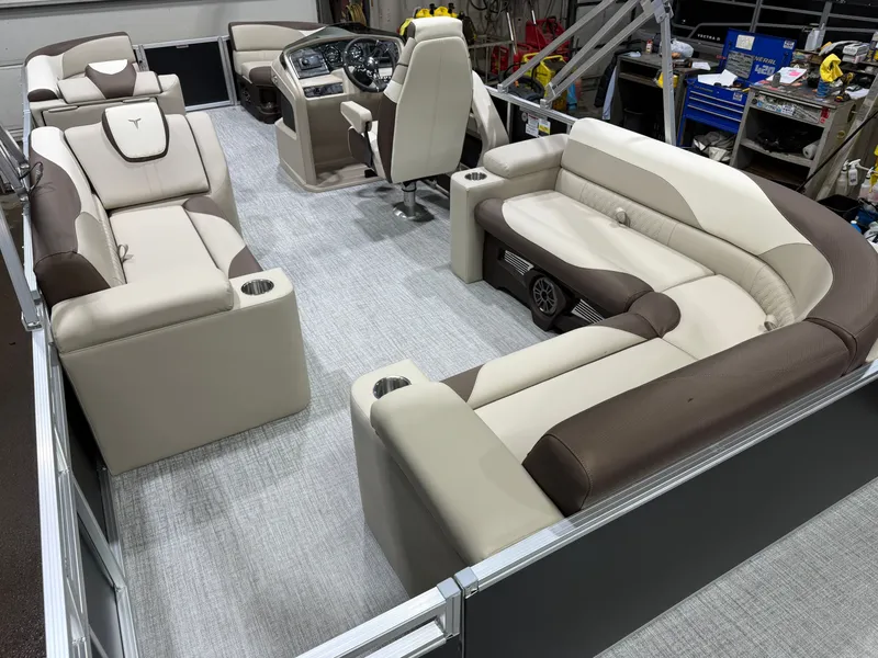 Slide: The Image of Tahoe LTZ 2385 Elite Cruise & Honda 4-Stroke EFI 2026 - 21