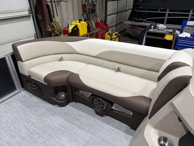 Slide: The Image of Tahoe LTZ 2385 Elite Cruise & Honda 4-Stroke EFI 2026 - 26