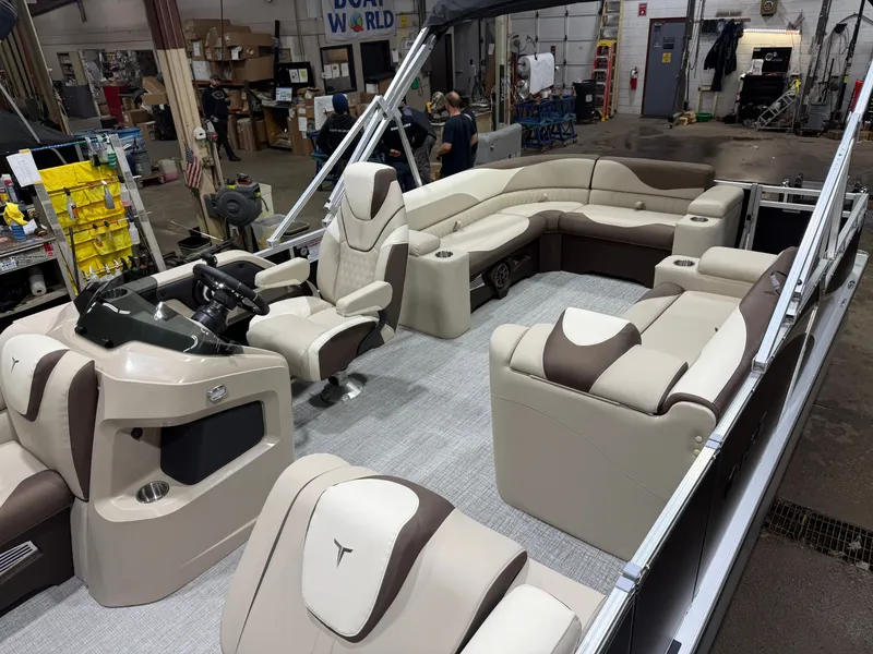 Slide: The Image of Tahoe LTZ 2385 Elite Cruise & Honda 4-Stroke EFI 2026 - 3