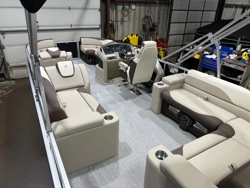 Slide: The Image of Tahoe LTZ 2385 Elite Cruise & Honda 4-Stroke EFI 2026 - 4