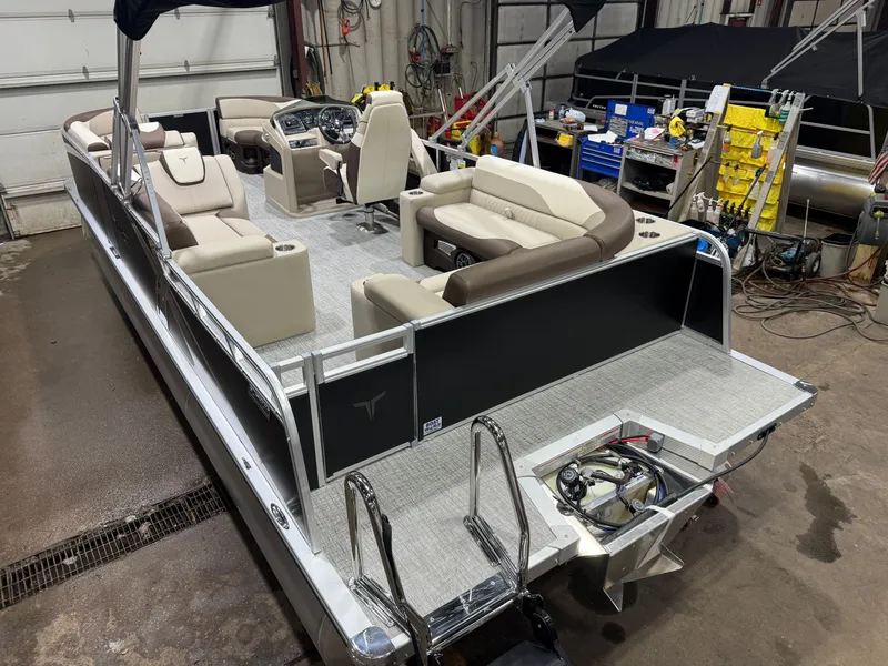 Slide: The Image of Tahoe LTZ 2385 Elite Cruise & Honda 4-Stroke EFI 2026 - 44