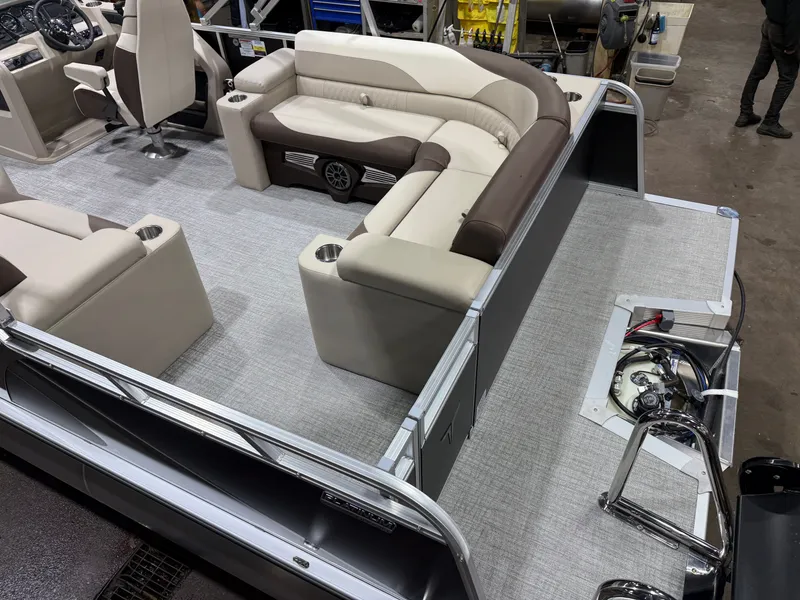 Slide: The Image of Tahoe LTZ 2385 Elite Cruise & Honda 4-Stroke EFI 2026 - 5