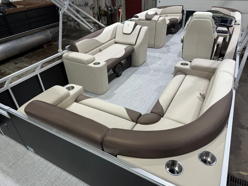 Slide: The Image of Tahoe LTZ Elite 2385 Cruise 2026 - 20