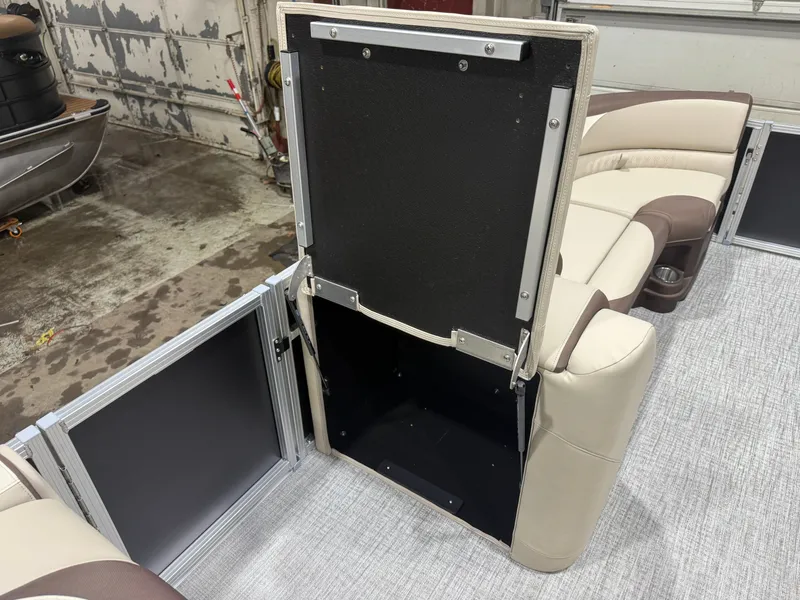 Slide: The Image of Tahoe LTZ Elite 2385 Cruise 2026 - 24