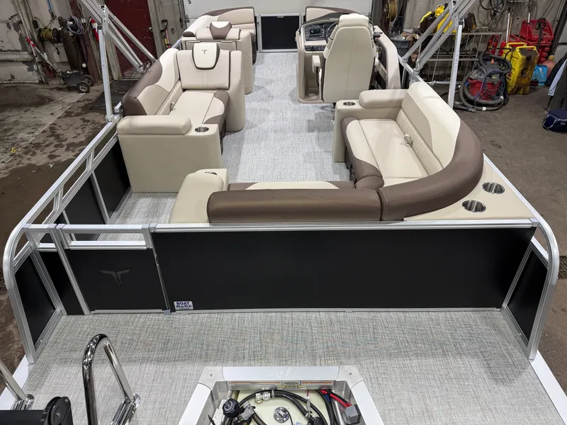 Slide: The Image of Tahoe LTZ Elite 2385 Cruise 2026 - 6