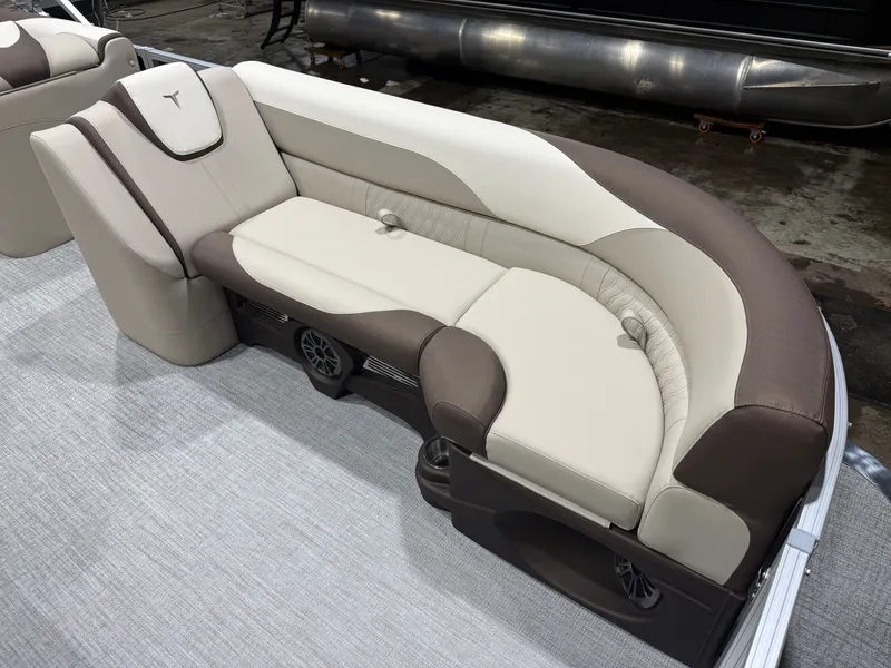 Slide: The Image of Tahoe LTZ Elite 2385 Cruise 2026 - 9