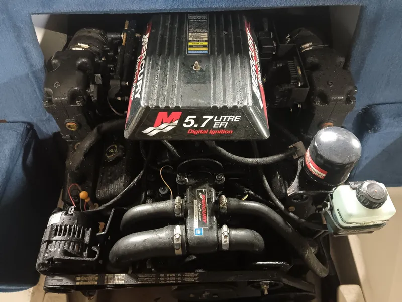 Slide: The Image of Sea Ray 210 Signature 2000 - 10