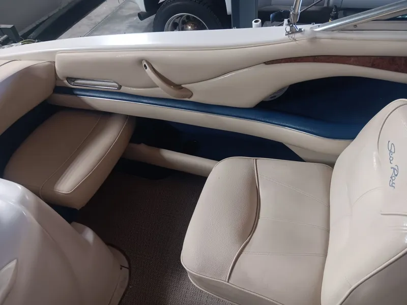 Slide: The Image of Sea Ray 210 Signature 2000 - 13