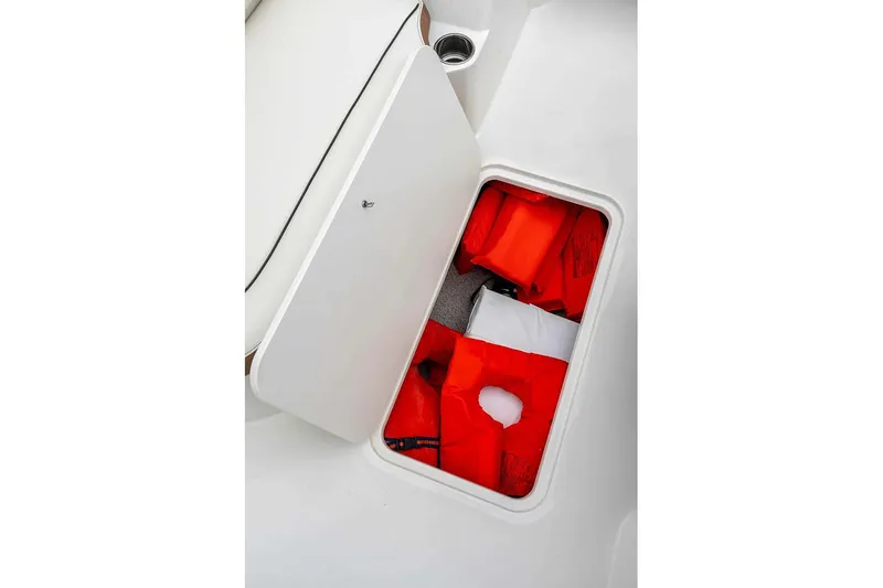 Slide: The Image of Stingray 182 SC 2025 - 18