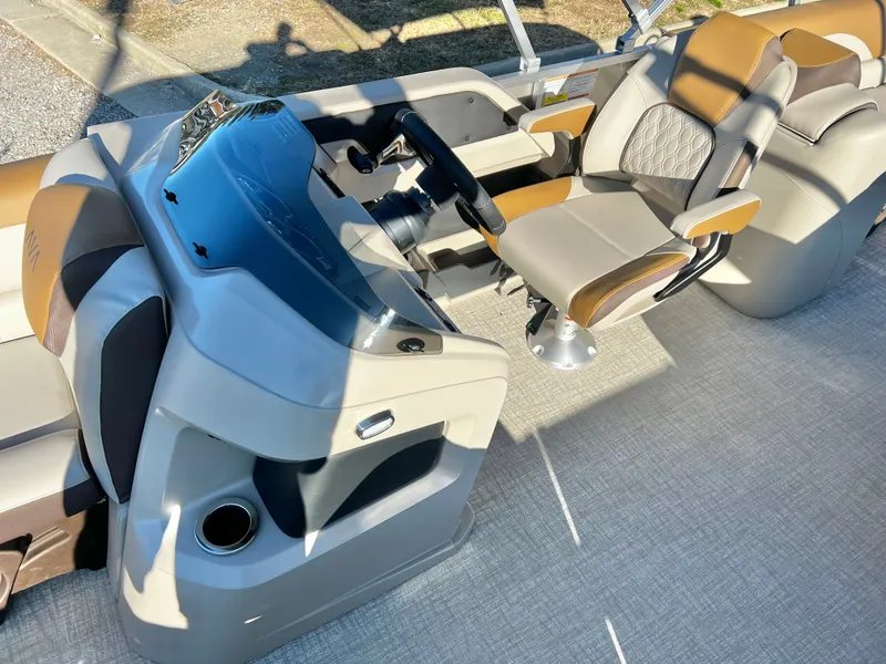 Slide: The Image of Avalon LSZ 23' Quad Lounge Triple-Toon 2026 - 12