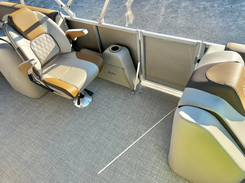Slide: The Image of Avalon LSZ 23' Quad Lounge Triple-Toon 2026 - 13