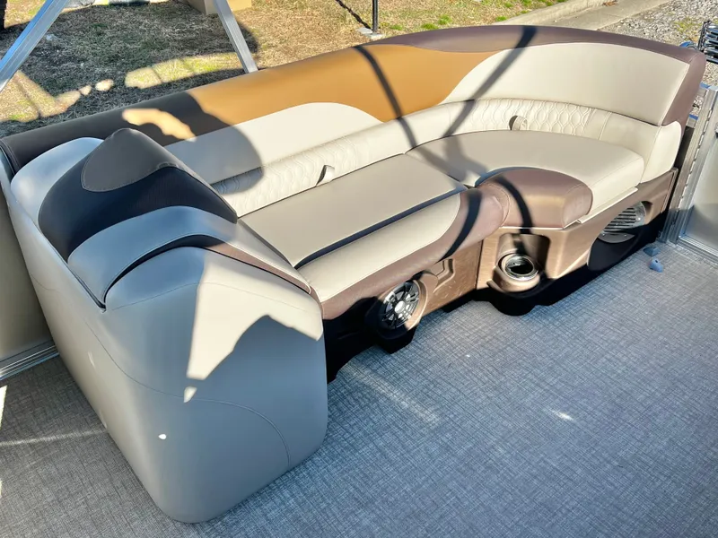 Slide: The Image of Avalon LSZ 23' Quad Lounge Triple-Toon 2026 - 15