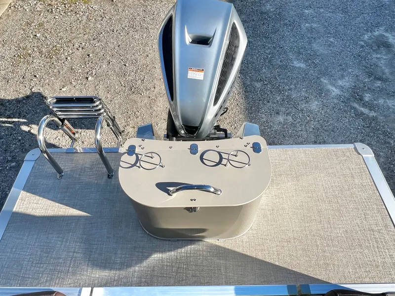 Slide: The Image of Avalon LSZ 23' Quad Lounge Triple-Toon 2026 - 17