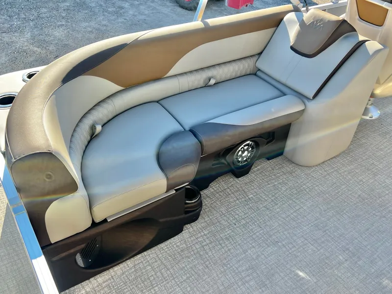 Slide: The Image of Avalon LSZ 23' Quad Lounge Triple-Toon 2026 - 19