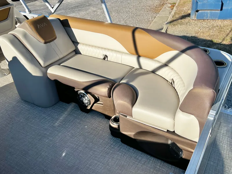 Slide: The Image of Avalon LSZ 23' Quad Lounge Triple-Toon 2026 - 20