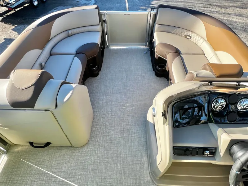 Slide: The Image of Avalon LSZ 23' Quad Lounge Triple-Toon 2026 - 25