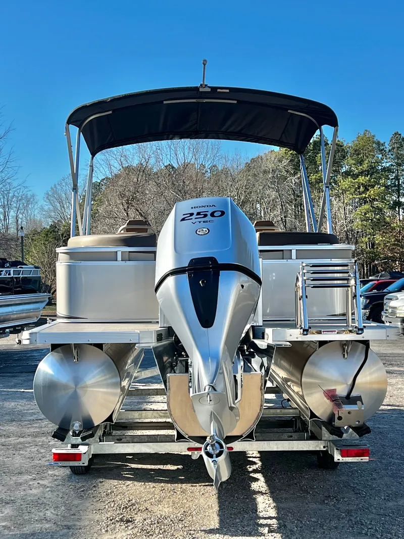 Slide: The Image of Avalon LSZ 23' Quad Lounge Triple-Toon 2026 - 4