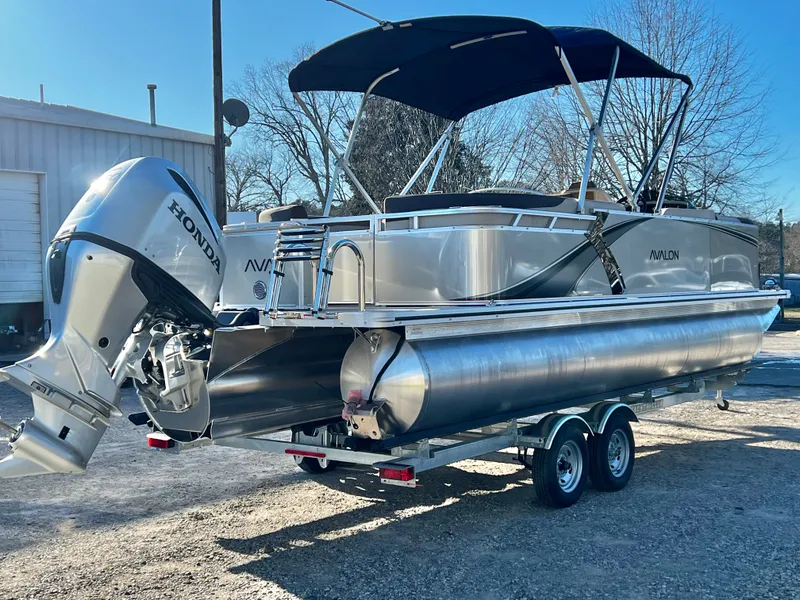 Slide: The Image of Avalon LSZ 23' Quad Lounge Triple-Toon 2026 - 5