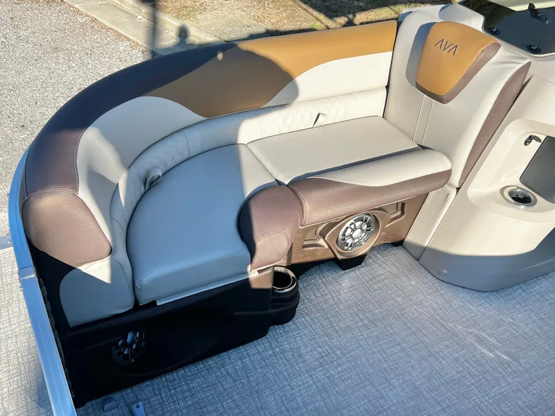 Slide: The Image of Avalon LSZ 23' Quad Lounge Triple-Toon 2026 - 9