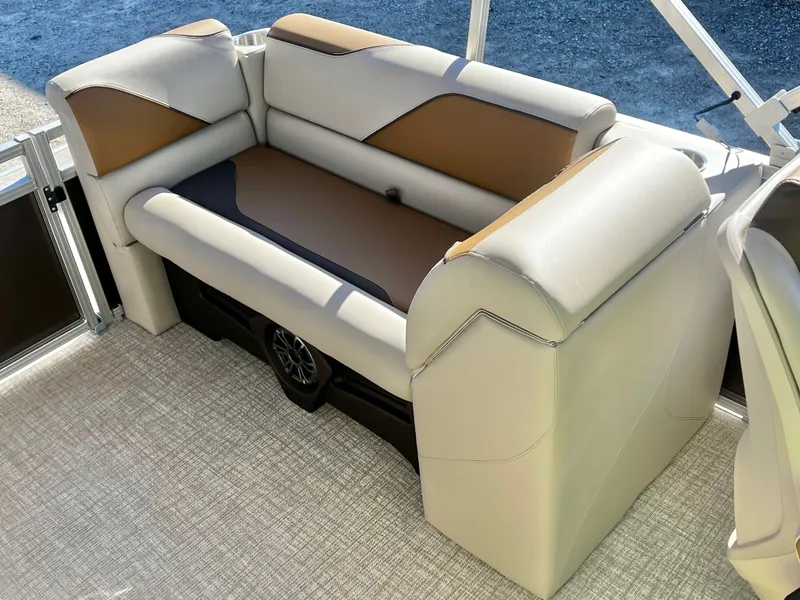 Slide: The Image of Avalon Venture 21' Quad Lounge 2026 - 16
