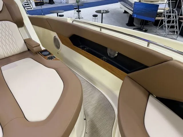 Slide: The Image of Chris-Craft Catalina 31 2026 - 19