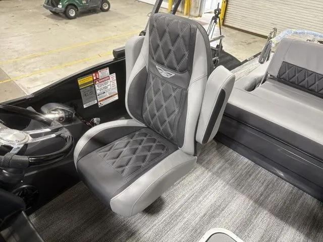 Slide: The Image of Bennington R Bowrider Swingback 25 RTSB 2026 - 14