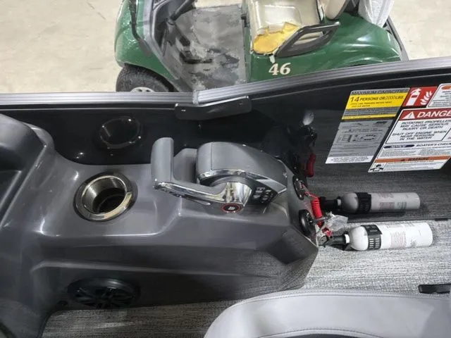 Slide: The Image of Bennington R Bowrider Swingback 25 RTSB 2026 - 16