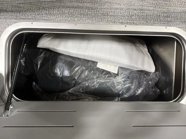 Slide: The Image of Bennington R Bowrider Swingback 25 RTSB 2026 - 19