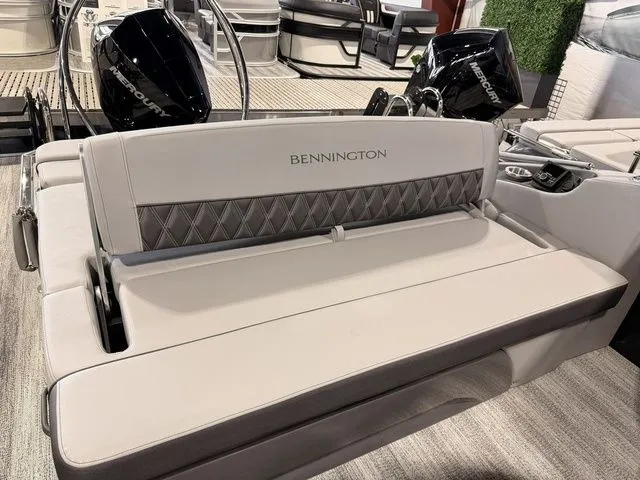 Slide: The Image of Bennington R Bowrider Swingback 25 RTSB 2026 - 24