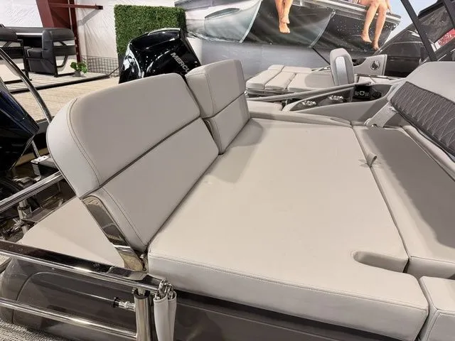 Slide: The Image of Bennington R Bowrider Swingback 25 RTSB 2026 - 28