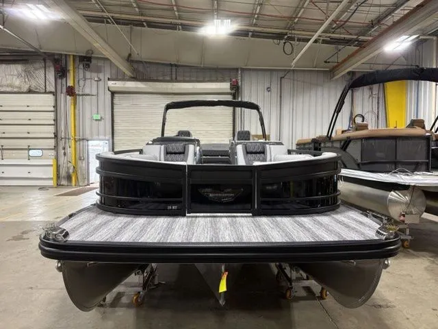 Slide: The Image of Bennington R Bowrider Swingback 25 RTSB 2026 - 3