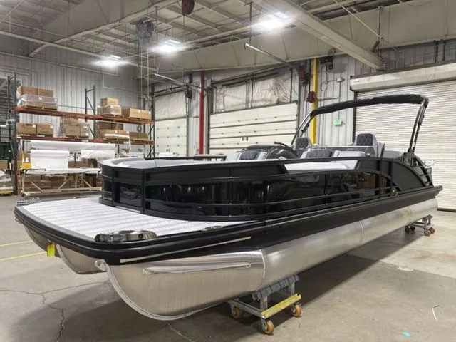 Slide: The Image of Bennington R Bowrider Swingback 25 RTSB 2026 - 4