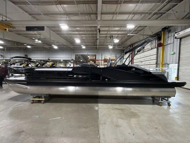 Slide: The Image of Bennington R Bowrider Swingback 25 RTSB 2026 - 5