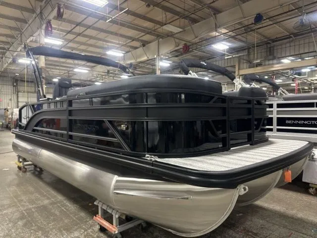 The Image of Bennington S Swingback 22 SSB Tritoon 2026 - 1