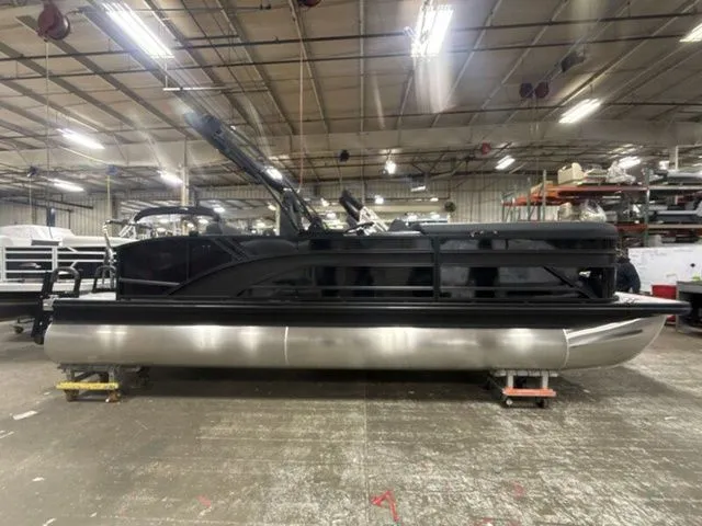 Slide: The Image of Bennington S Swingback 22 SSB Tritoon 2026 - 9