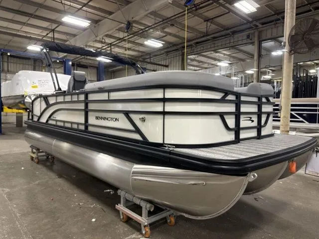 The Image of Bennington S Swingback 22 SSB Tritoon 2026 - 1