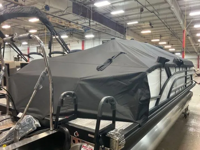 Slide: The Image of Bennington S Swingback 22 SSB Tritoon 2026 - 19