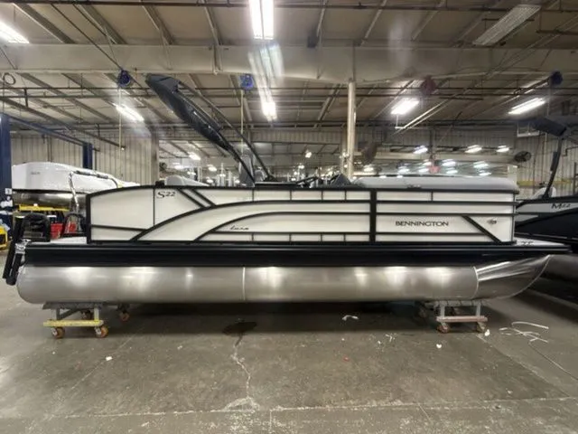 Slide: The Image of Bennington S Swingback 22 SSB Tritoon 2026 - 8