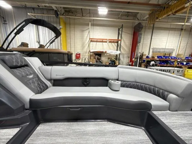 Slide: The Image of Bennington R Bowrider Swingback 25 RTSB 2026 - 11