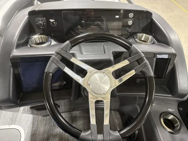 Slide: The Image of Bennington R Bowrider Swingback 25 RTSB 2026 - 15