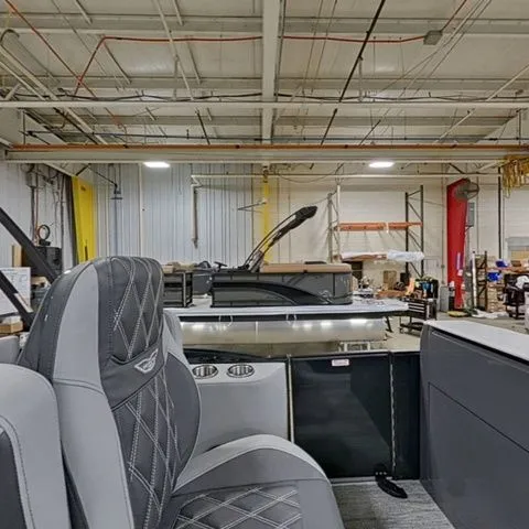 Slide: The Image of Bennington R Bowrider Swingback 25 RTSB 2026 - 17