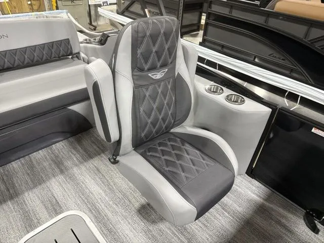 Slide: The Image of Bennington R Bowrider Swingback 25 RTSB 2026 - 18