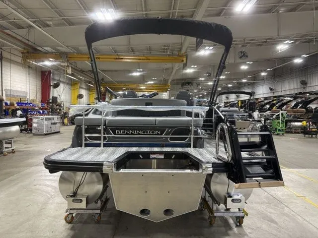 Slide: The Image of Bennington R Bowrider Swingback 25 RTSB 2026 - 7