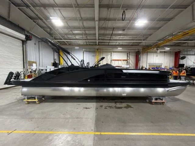 Slide: The Image of Bennington R Bowrider Swingback 25 RTSB 2026 - 9