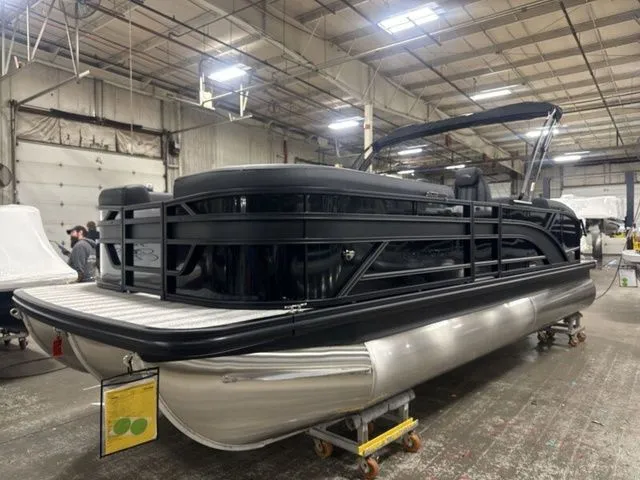 Slide: The Image of Bennington S Swingback 22 SSB Tritoon 2026 - 4