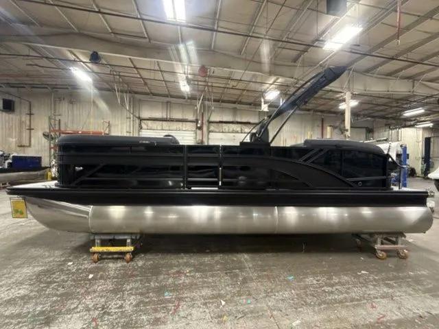 Slide: The Image of Bennington S Swingback 22 SSB Tritoon 2026 - 5