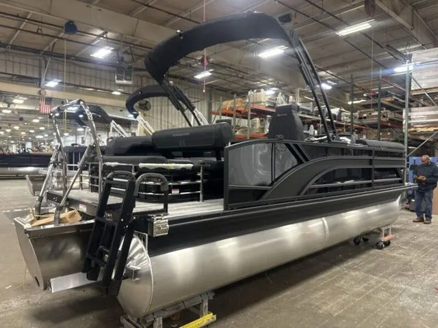 Slide: The Image of Bennington S Swingback 22 SSB Tritoon 2026 - 8