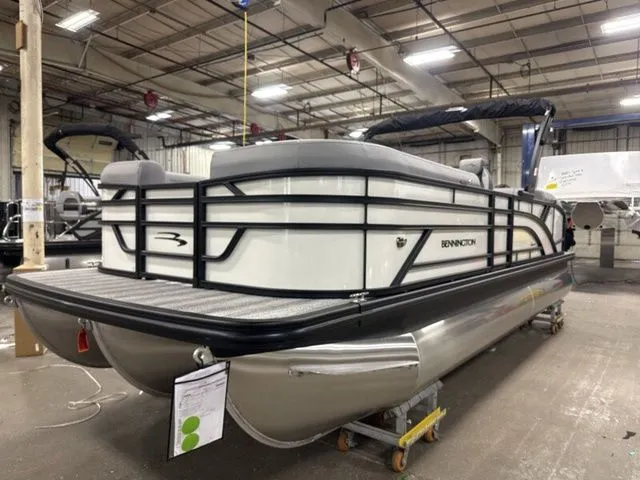 Slide: The Image of Bennington S Swingback 22 SSB Tritoon 2026 - 4